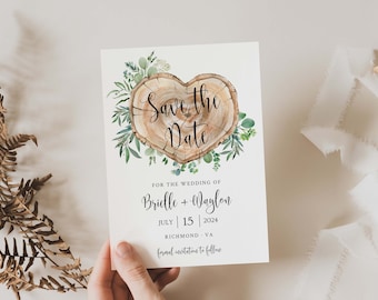 Op de afbeelding: Save the date huwelijksaankondiging met een houten hartontwerp en groen. De aankondiging luidt "Save the Date" met de namen "Brielle + Waylon" en de datum "July 15, 2024". De locatie is "Richmond, VA".