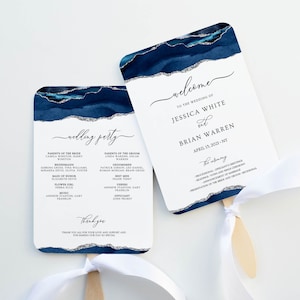 Könnte beinhalten: Hochzeitszeremonie-Programm-Fächer mit einem blauen und silbernen Aquarell-Design. Der Fächer enthält die Namen Jessica White und Brian Warren, das Hochzeitsdatum und die Hochzeitsgesellschaft.