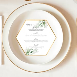 Bruiloft menu plaats kaartsjabloon, goudfolie en groene bladeren, zeshoek menukaart, volledig bewerkbare tekst, download PDF of JPEG
