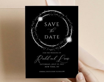 以下が含まれることがあります： 白い円と星が描かれた黒い結婚式の招待状。テキストには「Save the Date」とあり、レイチェルとルーカスの結婚式は2021年7月19日土曜日、ニューヨーク州ニューヨーク。正式な招待状は後日送付します。
