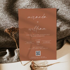 Puede incluir: Una invitación de boda de color terracota con los nombres "miranda + william" en escritura blanca. La invitación detalla la fecha, la hora y el lugar de la boda. Se incluye un código QR para RSVP y detalles adicionales.