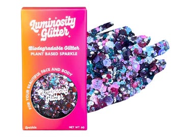 Pode incluir: Uma caixa de Luminosity Glitter num esquema de cores gradiente laranja e rosa. A caixa apresenta o texto "Biodegradable Glitter" e "Plant Based Sparkle". É visível um recipiente circular de glitter, com um peso líquido de 6g. Uma pilha de glitter colorido está ao lado da caixa.