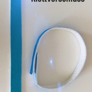 May include: A blue and white hook and loop fastener, with the text "Praktischer Klettverschluss". The fastener is made of a soft, textured material. The image shows a long strip and a circular band.