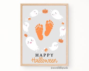 Puede incluir: Una impresión enmarcada con temática de Halloween con un fondo gris claro. El diseño presenta huellas de pies naranjas, fantasmas sonrientes, calabazas y caramelos. Las palabras "HAPPY Halloween" están escritas en negro y naranja. La impresión está en un marco de madera.