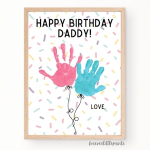 Puede incluir: Impresión enmarcada con el texto "HAPPY BIRTHAY DADDY!" encima de dos huellas de manos, una rosa y otra azul, diseñadas como globos. La palabra "LOVE," está debajo de los globos, con un fondo de confeti.