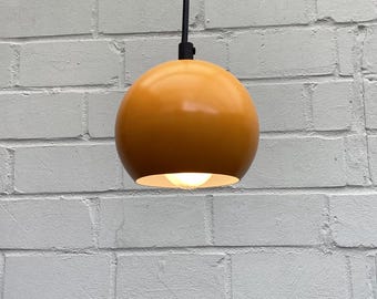 Kleine gele vintage bolvormige lamp, popart lamp uit de jaren 80, space age lamp
