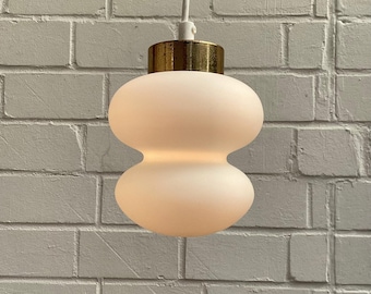 Witte, elegante, ondoorzichtige vintage hanglamp uit de jaren 70.