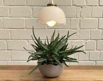 Ondoorzichtige, bloemige hanglamp "DASEI" uit de jaren 60 en 70 | Glas en messing