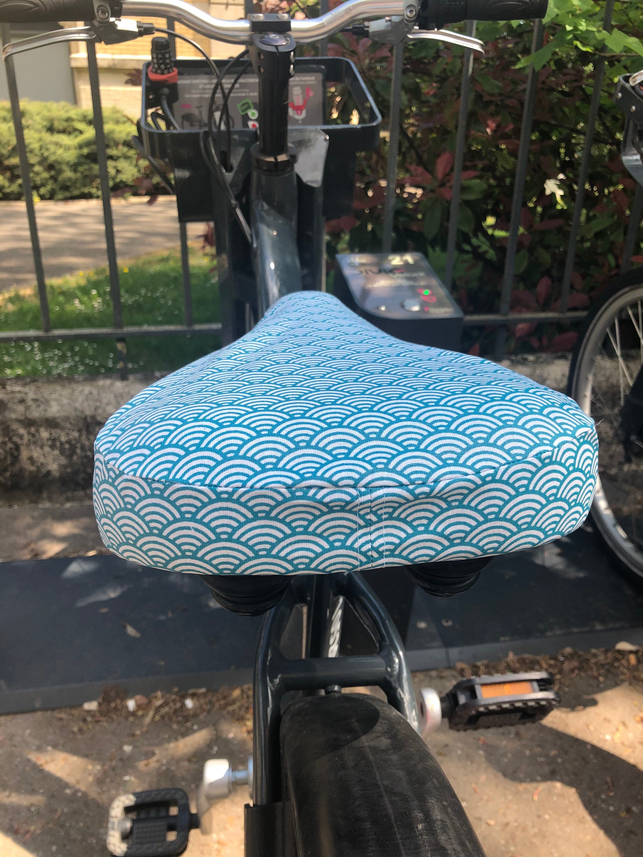Housse pour selle de vélo, imperméable en tissu enduit moutarde poissons  Petite fouine - Créations textiles pour les enfants, les adultes et la  décoration