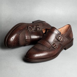 Sapatos sociais masculinos Lhotse marrons com fivela dupla e costura Blake em couro.