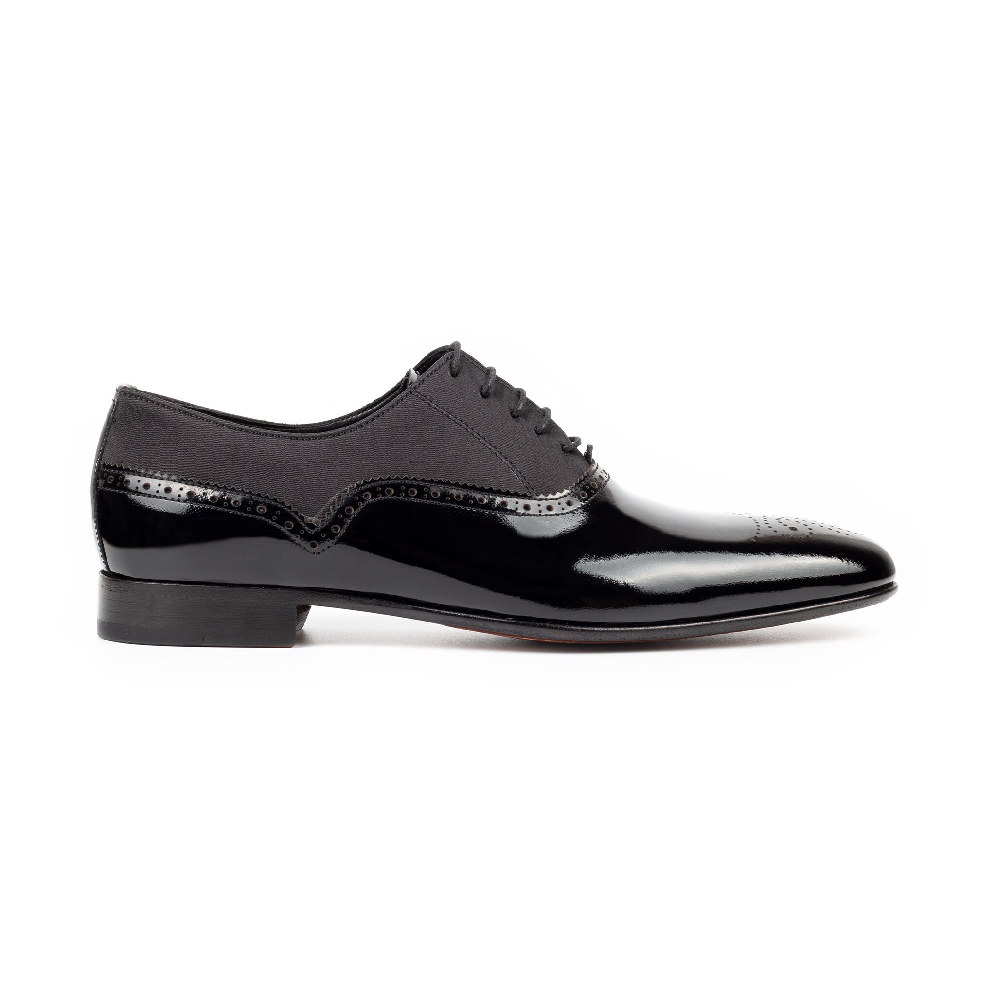 靴 Belted lame leather shoes BELGRAVIA EAGLE COURT Bone Leather Court Heel by KURT GEIGER