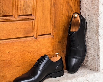 Zapatos de vestir Oxford con punta de cuero negro Izalco para hombre