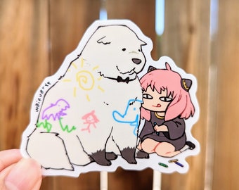 Pode incluir: Um cão branco com uma gravata borboleta preta está sendo desenhado por uma menina com cabelo rosa e um vestido preto. O cão tem um sol, uma flor, um pássaro e um boneco de palito desenhados nele. A menina está segurando um giz de cera na mão.