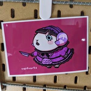 Può includere: Un'illustrazione di un cartone animato di una pecora bianca che indossa un vestito viola e nero con un coltello in mano. Lo sfondo è rosa e il testo "waifuuarts" è in basso nell'immagine.