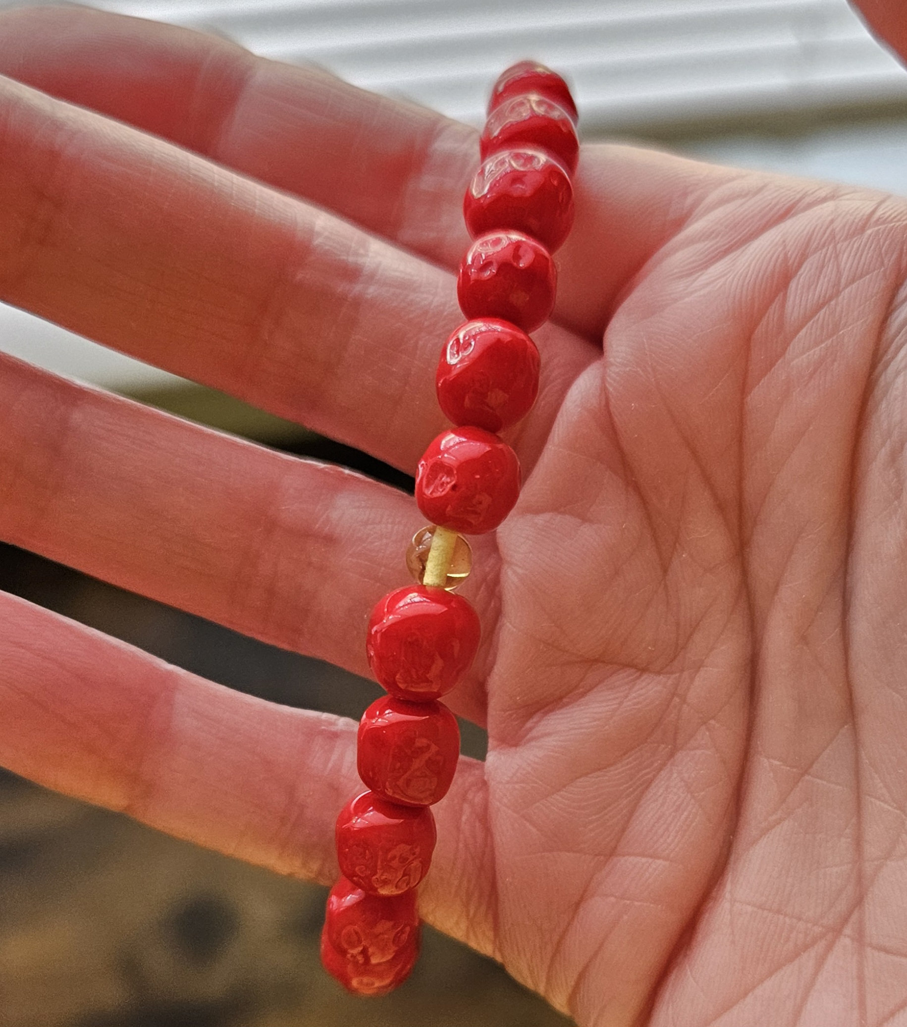 Bracelet perles en verres rouges et dorées + boîte cœur en résine – Fait main - Montres & Bijoux