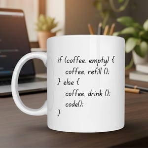 Puede incluir: Taza de café de cerámica blanca con asa negra. La taza presenta texto negro que dice: "if (coffee. empty) { coffee. refill (); } else { coffee. drink (); code(); }"