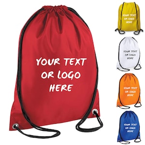 Può includere: Cinque sacche a cordoncino di diversi colori: rosso, giallo, bianco, arancione e blu. Ogni sacca ha cordoncini neri e una sovrapposizione di testo bianco che dice "YOUR TEXT OR LOGO HERE".