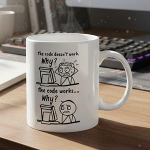 Può includere: Tazza in ceramica bianca con un design a cartoni animati in bianco e nero. La tazza presenta il testo "the code doesn't work. Why?" sopra un personaggio dei cartoni animati stressato e "the code works.... Why?" sopra un personaggio dei cartoni animati confuso.