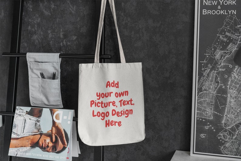 K&ouml;nnte beinhalten: Wei&szlig;e Stofftasche mit rotem Text, der "F&uuml;gen Sie Ihr eigenes Bild, Text, Logo Design hier ein" lautet.