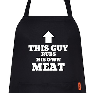 Può includere: Grembiule nero con una freccia bianca che punta verso l'alto e il testo "This Guy Rubs His Own Meat".