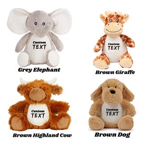 Könnte beinhalten: Vier Plüschtiere: ein grauer Elefant, eine braune Giraffe, eine braune Highland-Kuh und ein brauner Hund. Jedes hat ein weißes Feld mit dem Text "Custom TEXT". Der Elefant hat große Ohren, die Giraffe hat braune Flecken, die Kuh hat Hörner und der Hund hat Schlappohren.