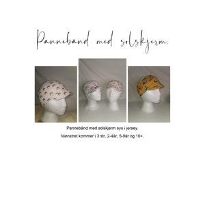 Puede incluir: Tres maniquíes blancos llevan diademas con visera solar de diferentes estampados. Las diademas están hechas de tejido de punto y están disponibles en tres tallas: 2-4 años, 5-9 años y 10 años o más. El texto "Panneband med solskjerm" está escrito en negro en la parte superior de la imagen.