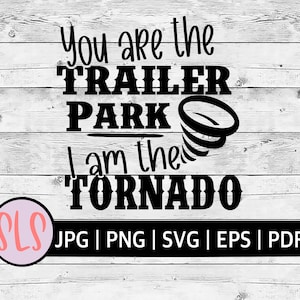 Puede incluir: Gráfico de texto en blanco y negro sobre un fondo de madera. El texto dice "Tú eres el parque de caravanas, yo soy el tornado".