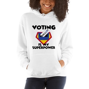 Głosowanie to moja biała bluza z kapturem typu unisex Super Power z emblematem superbohatera, skrzynką do głosowania i kartą do głosowania