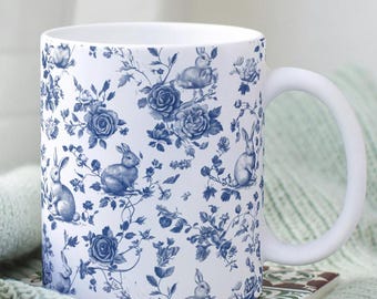 Kaniner och rosor toile blå och vit cottage core kanin keramikmugg, 30 cl mugg, kaninälskare, djurentusiastpresent
