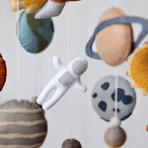 Neutral Space Mobile Nursery Felt Mobile Decoración de guardería de género neutro imagen 3