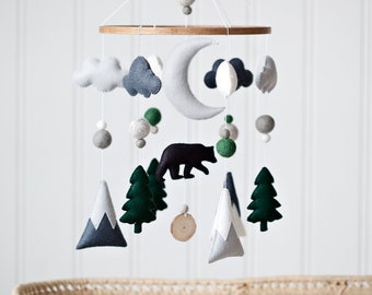 Woodland Bear y Mountain Felt Baby Mobile para Woodland Nursery Decor con colores personalizados disponibles