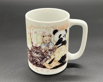 Vintage Otagiri Jacquie Vaux Diseño Gato y Gatito con Animales de Peluche Taza de Café Hecho en Japón Taza Retro