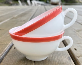 Juego de dos tazas de té vintage Pyrex de la década de 1950 con diseño de flamencos rosas a rayas, fabricadas en Canadá. Cocina retro.