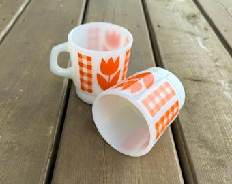 Set of Two Vintage Termocrisa Stackable Orange Tulip and Gingham Checker Design Milk Glass D Handle Mug Retro Kitchen