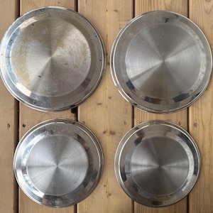 Ensemble de quatre couvercles de brûleurs de cuisinière vintage chromés Deux grands et deux petits couvercles de dessus de cuisinière en métal