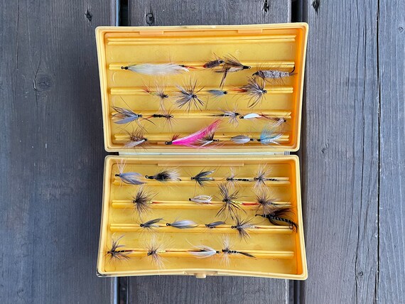 compac vintage fishing lures Collection of 37 Vintage Hand Tied Fish Flies in Plastic Compac Carrying  Case Retro Fishing Tackle Gift for Fisherman Fishing Lover