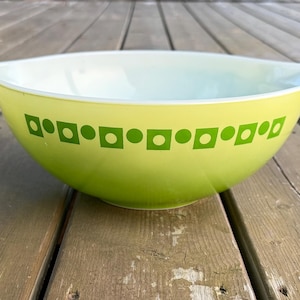 Vintage 1970s Pyrex Green Salad Pattern Green Dot-Squares 4 Quart Mixing Bowl Serving Bowl 444 Made in USA Retro Kitchen