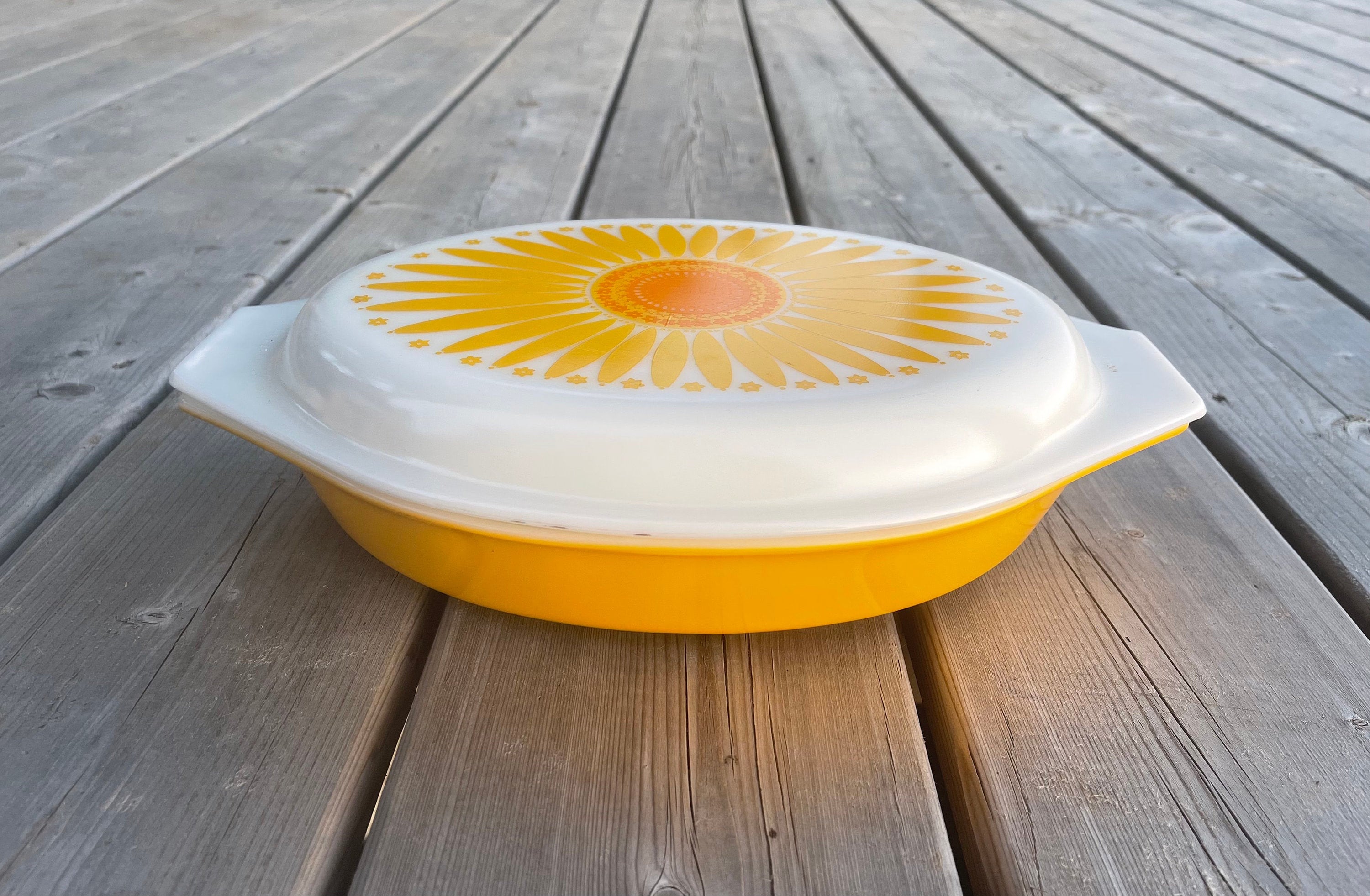 Vintage pyrex casserole dish with cheap lid