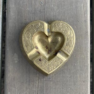 Cenicero/platillo para joyas vintage de latón macizo grabado con forma de corazón, hecho en India, estilo retro bohemio.