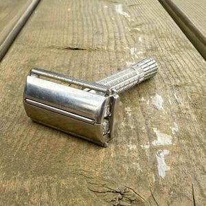 Rasoir de sûreté américain Gillette Rocket Flare Tip Twist To Open TTO à double tranchant des années 1950 fabriqué aux États-Unis