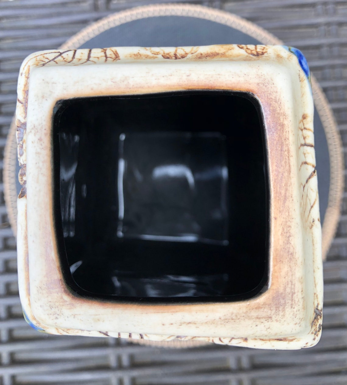 Vase en céramique vert, de couleur sable avec décor doublé - En vente sur 1stDib