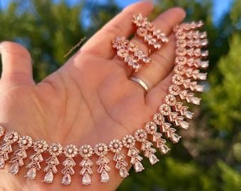 Juego de pendientes con piedras transparentes brillantes y acabado en oro rosa adornado con circonitas cúbicas para graduación, desfile, quinceañeras, bodas, etc. Joyería india y pakistaní de moda.