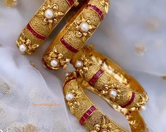 Pulseras kadas con acabado dorado, cierre de rosca y detalles de perlas/rubíes, ideales para bodas, fiestas o como regalo para ella. Joyería de moda india y pakistaní.