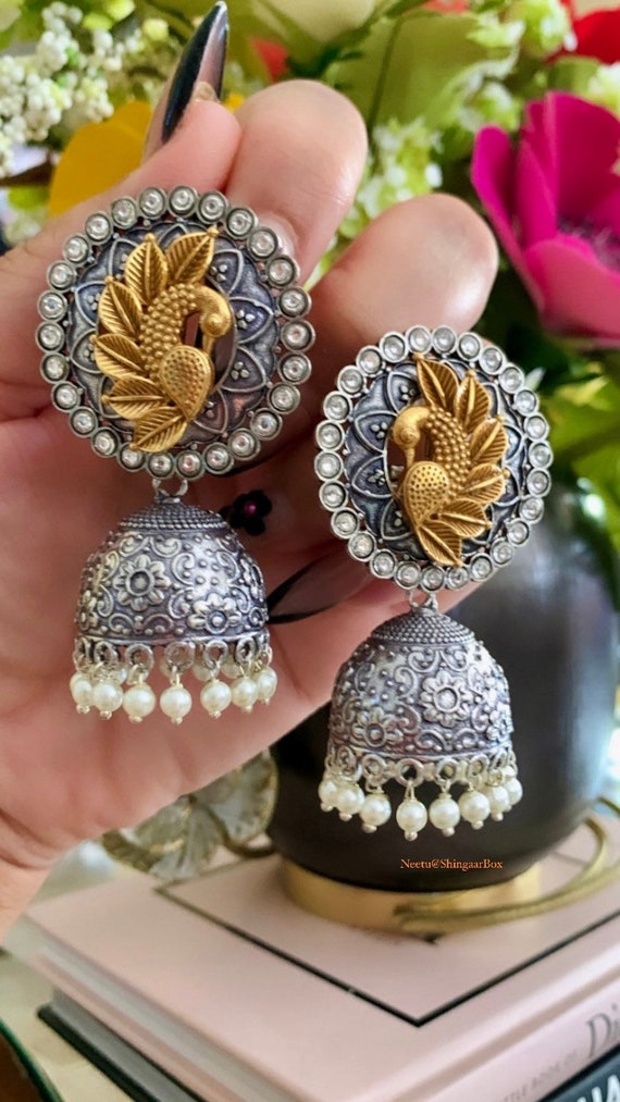 Pendientes jhumki oxidados con acabado en plata/oro de diseñador