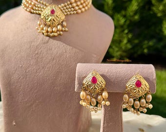 Gargantilla tradicional punjabi con acabado dorado, piedras rosas rubí y motivos de perlas, collar, pendientes, tikka jaggo, joyería nupcial india pakistaní.