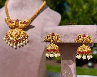 Conjunto de collar y pendientes Kemp con acabado en oro mate antiguo y piedras multicolores para novias, bodas y regalos para ella, joyería de moda del sur de la India y Pakistán.
