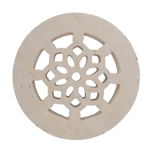 Könnte beinhalten: Kreisförmiges, cremefarbenes dekoratives Element aus Stein mit einem floralen Muster, das in der Mitte ausgeschnitten ist. Das Design weist eine Reihe von blütenblattförmigen Öffnungen auf, die in einem radialen Muster angeordnet sind.