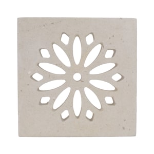 Peut inclure: Un carreau carré de couleur blanc cassé avec un motif floral sculpté. Le motif est une fleur stylisée avec un cercle central et des pétales rayonnants.