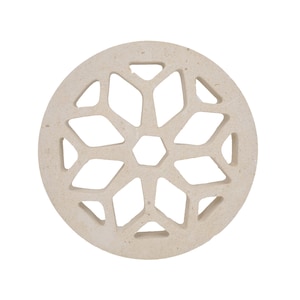 Può includere: Un'applique da parete rotonda di colore avorio con un design geometrico. Il design è un motivo ripetitivo di rombi ed esagoni, creando un effetto a stella.