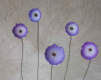 Composizione di cinque fiori violetto in carta di recupero